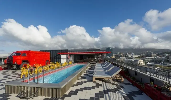 Radisson Red V&A Waterfront, Cape Town - Havuz