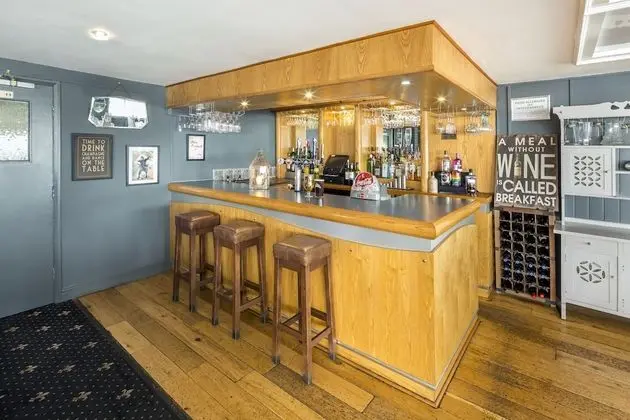 Rags Hotel Bar & Restaurant - Lobi