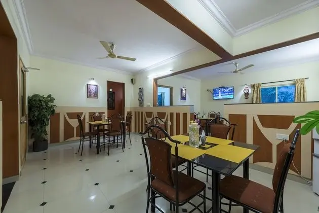 Hotel Raj Comforts - Golf View - Yerinde Yemek