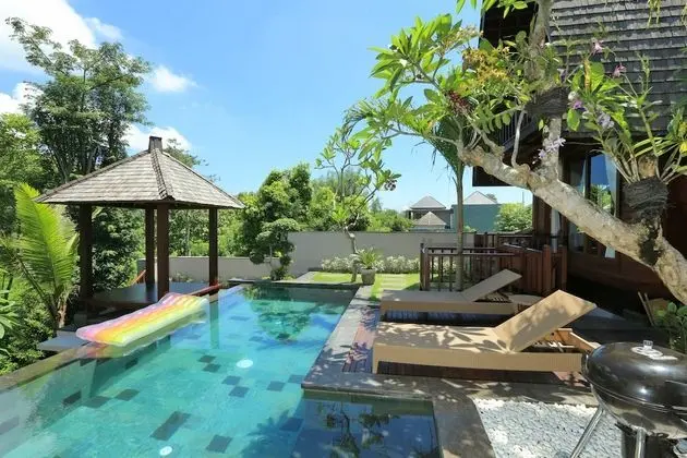 Raja Woods Villa - Havuz