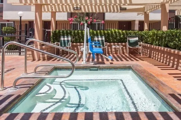 Ramada by Wyndham Fresno North - Havuz