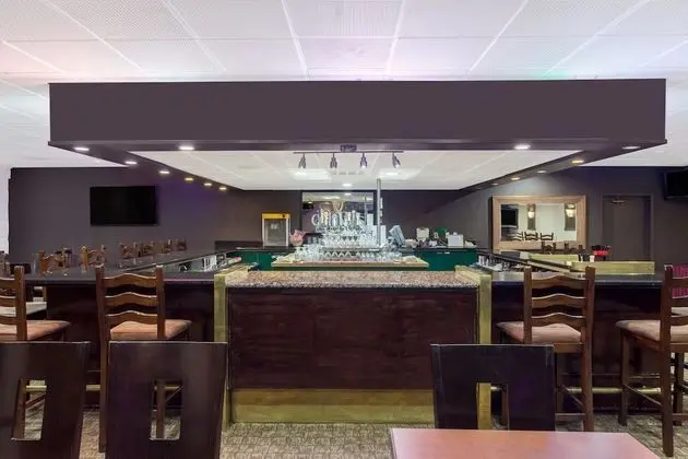 Ramada by Wyndham Fresno North - İç Mekan