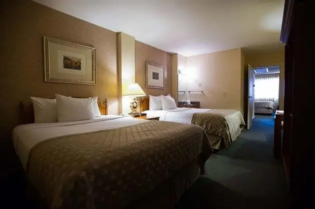 Ramada Convention Centr by Wyndham Topeka Downtown