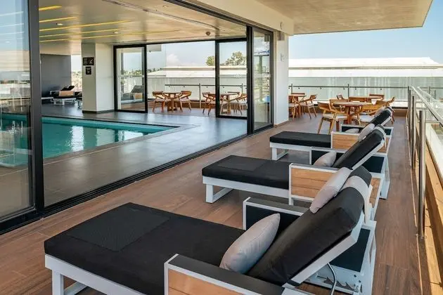 Ramada Encore by Wyndham Guadalajara Aeropuerto - Havuz