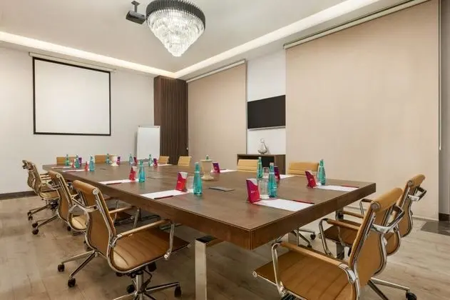 Ramada Encore By Wyndham İstanbul Basın Express - Toplantı Odası