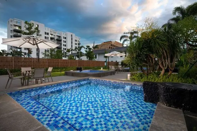 Ramada Encore by Wyndham Jiusuo Downtown - Havuz