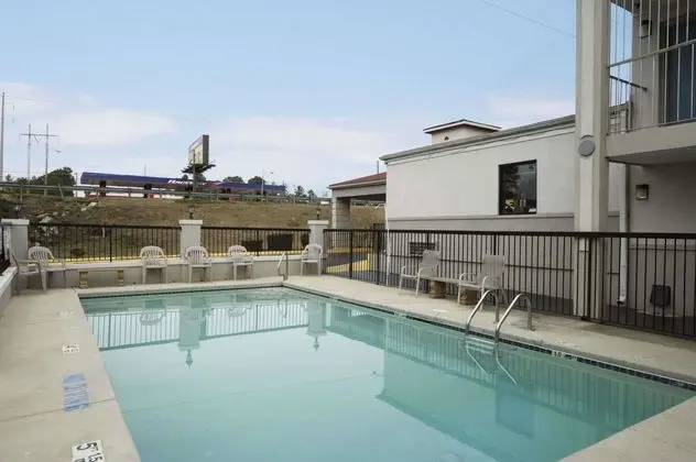 Ramada Limited Augusta/Near Fort Gordon - Havuz