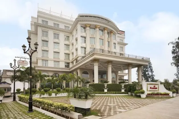 Ramada Plaza by Wyndham Chandigarh Zirakpur - Dış Mekan