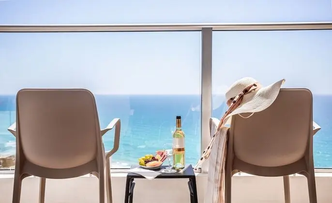 Ramada Hotel & Suites by Wyndham Netanya - Dış Mekan