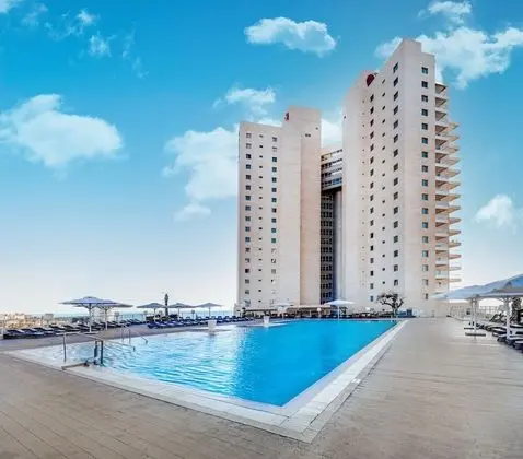Ramada Hotel & Suites by Wyndham Netanya - Havuz