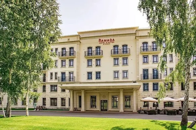 Ramada Hotel & Suites by Wyndham Novosibirsk Zhukovka - Dış Mekan