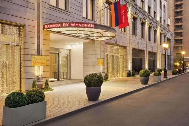 Ramada Hotel Suites by Wyndham Yerevan - Dış Mekan