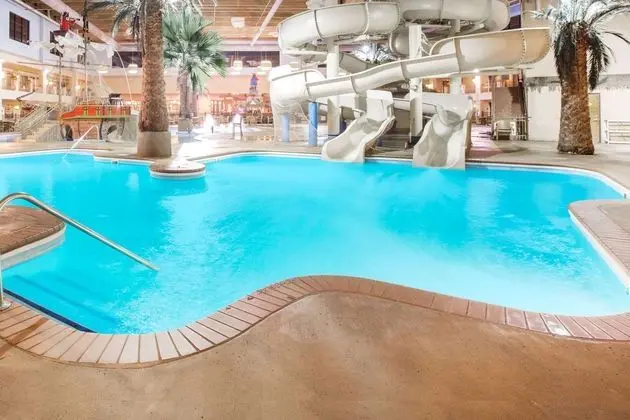 Ramada Tropics Resort by Wyndham Des Moines - Havuz