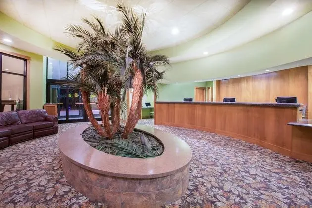 Ramada Tropics Resort by Wyndham Des Moines - Lobi