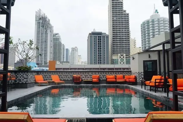 Ramada by Wyndham Bangkok Sukhumvit 11 - Havuz
