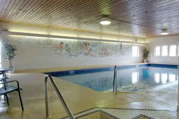 Ramada by Wyndham Campbell River - Havuz