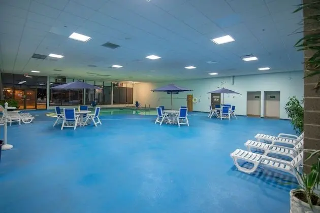 Ramada by Wyndham Cedar Rapids - Havuz