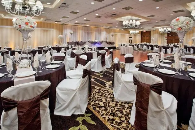 Ramada by Wyndham Cleveland Independence - Misafir Tesisleri ve Hizmetleri