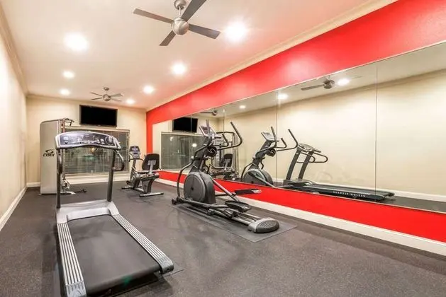 Ramada by Wyndham College Station - Genel