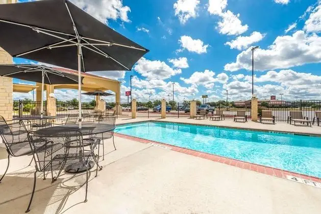 Ramada by Wyndham College Station - Genel