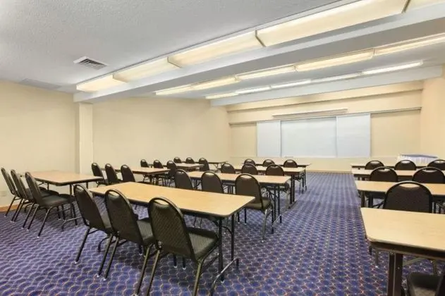 Ramada by Wyndham Columbus Polaris