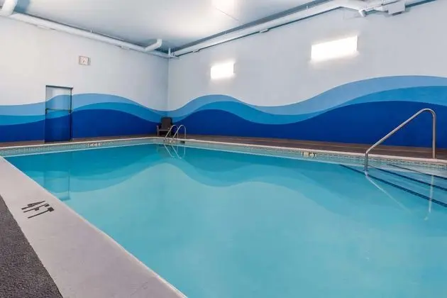 Ramada by Wyndham Coquitlam - Havuz