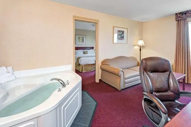 Ramada by Wyndham Edmonton International Airport - Genel