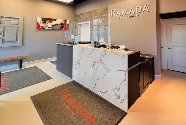 Ramada by Wyndham Fort McMurray - Lobi