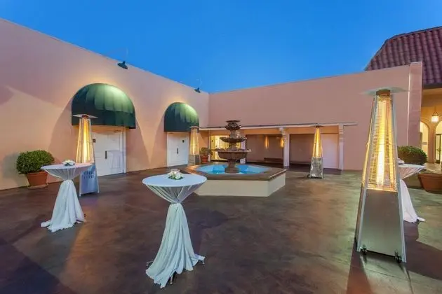 Ramada by Wyndham Fresno North - Dış Mekan