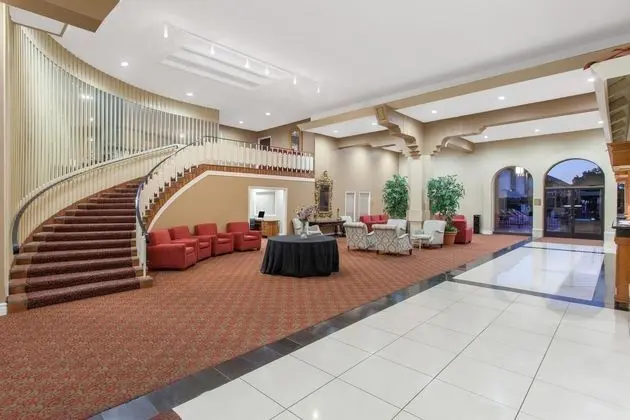 Ramada by Wyndham Fresno North - Lobi