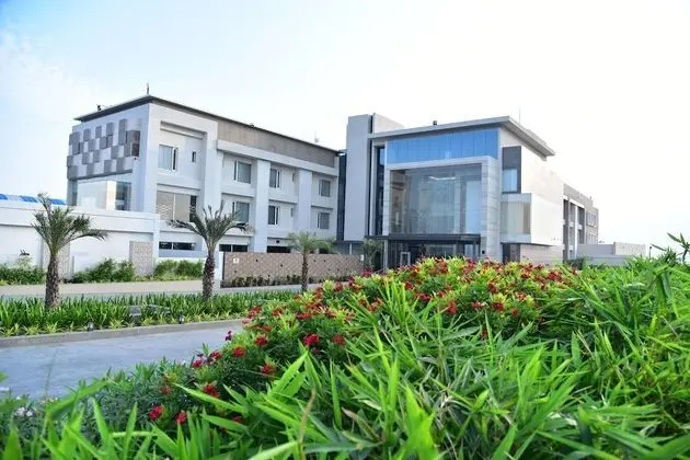 Ramada by Wyndham Gandhidham Shinay - Dış Mekan