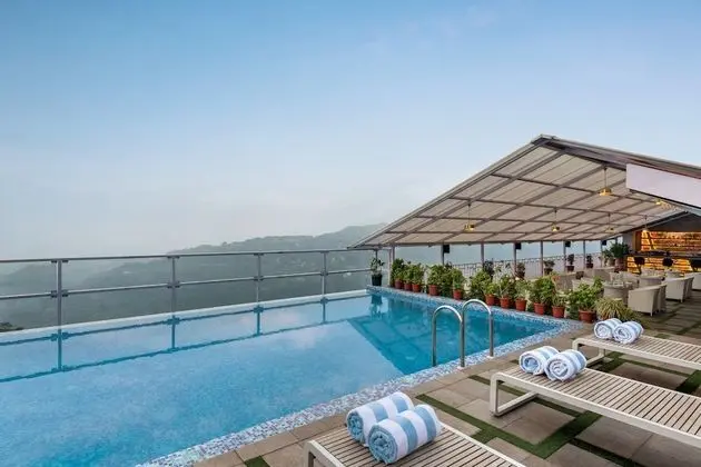 Ramada by Wyndham Gangtok Hotel & Casino Golden - Havuz
