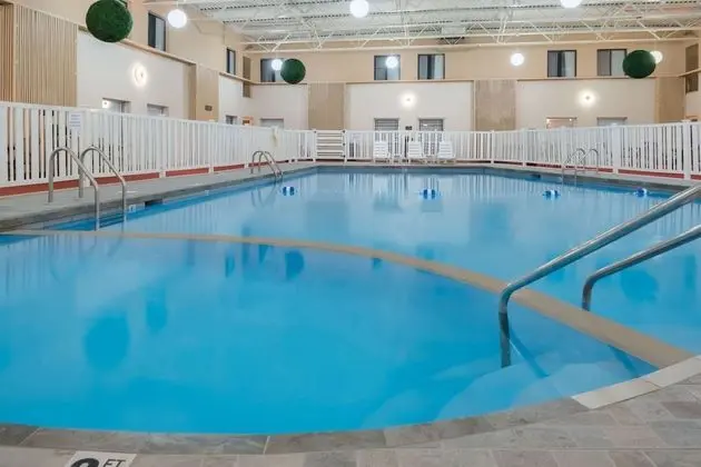 Ramada by Wyndham Grand Forks - Havuz