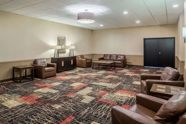 Ramada by Wyndham Grand Forks - Lobi