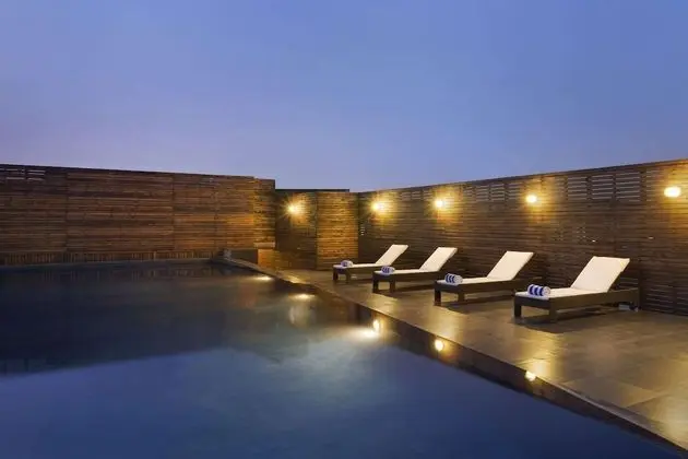 Ramada by Wyndham Gurgaon Central - Havuz