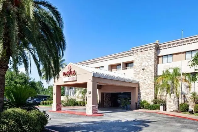 Ramada by Wyndham Houston Intercontinental Airpt S