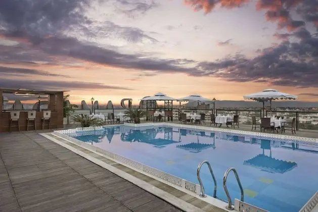 Ramada by Wyndham Jaipur - Havuz