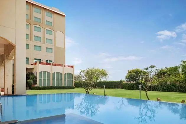 Ramada by Wyndham Jaipur Jaisinghpura - Havuz
