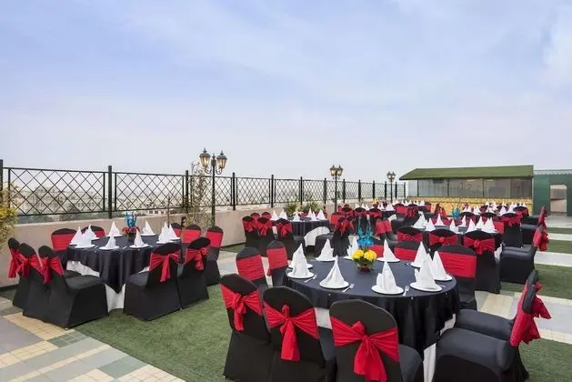 Ramada by Wyndham Jalandhar City Centre - Dış Mekan