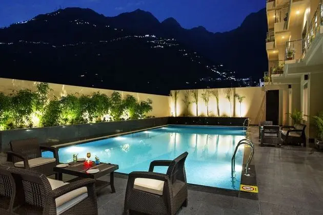 Ramada by Wyndham Katra Station Road - Havuz