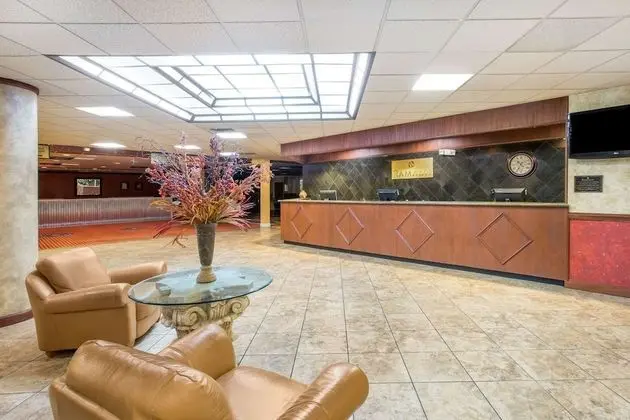 Ramada by Wyndham Kearney - Lobi