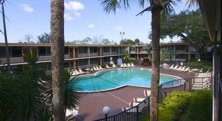 Ramada by Wyndham Kissimmee Gateway - Havuz