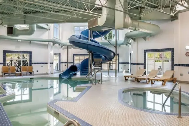 Ramada by Wyndham Lac La Biche - Havuz