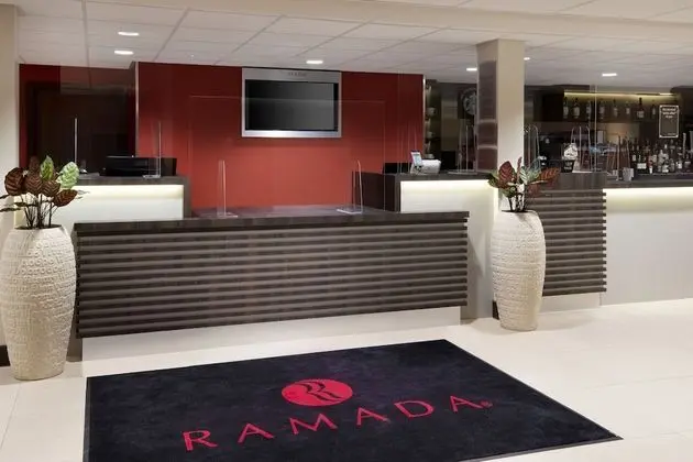 Ramada by Wyndham Leeds East - Lobi