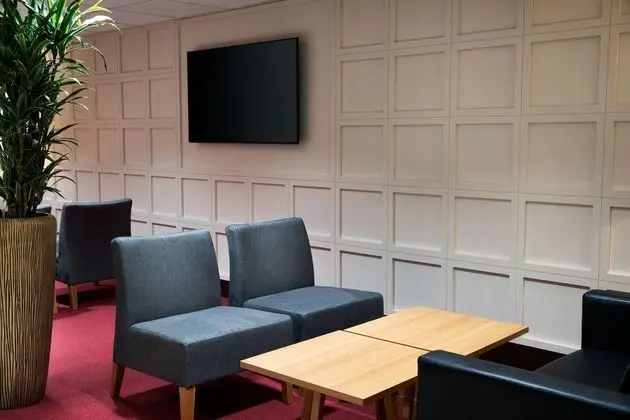 Ramada by Wyndham Leeds East - Lobi