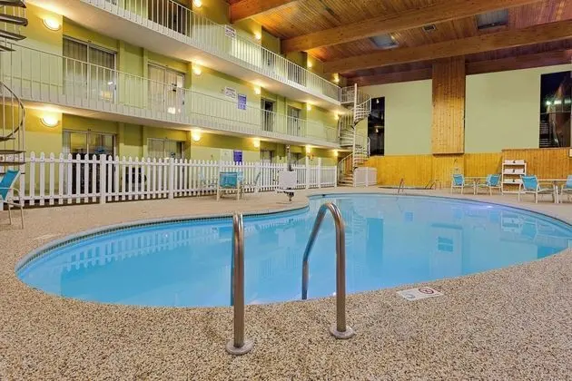 Ramada by Wyndham Marquette - Havuz