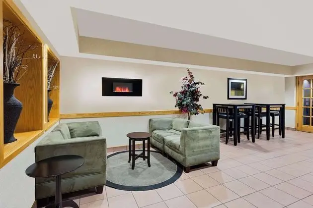 Ramada by Wyndham Marquette - Lobi