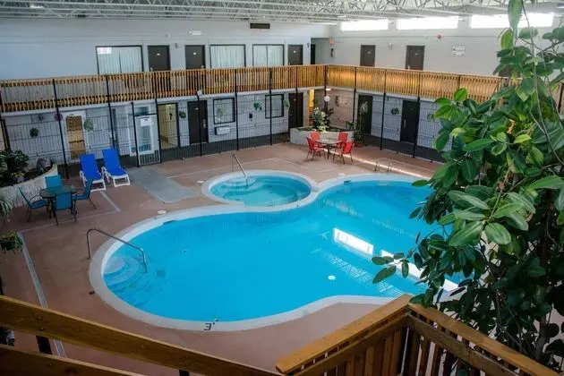 Ramada by Wyndham Medicine Hat - Havuz