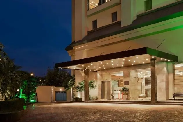 Ramada by Wyndham New Delhi Pitampura - Dış Mekan