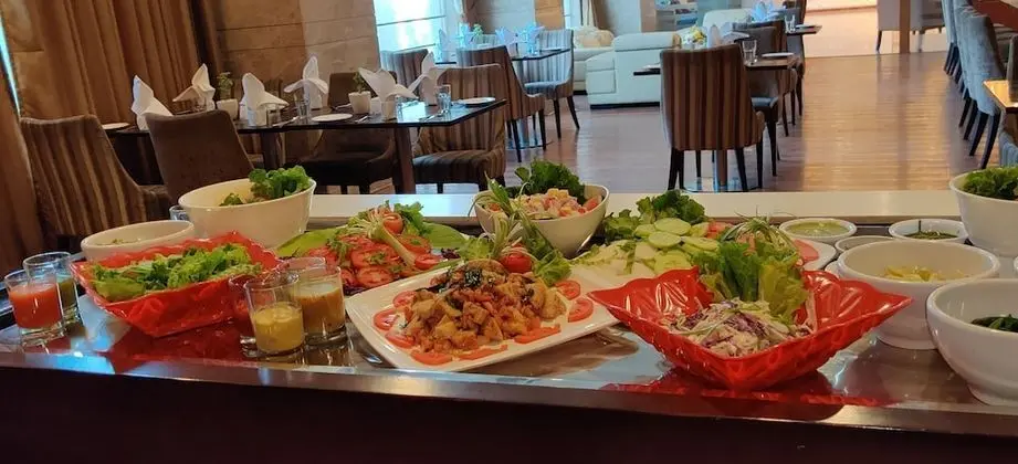 Ramada by Wyndham New Delhi Pitampura - Yerinde Yemek